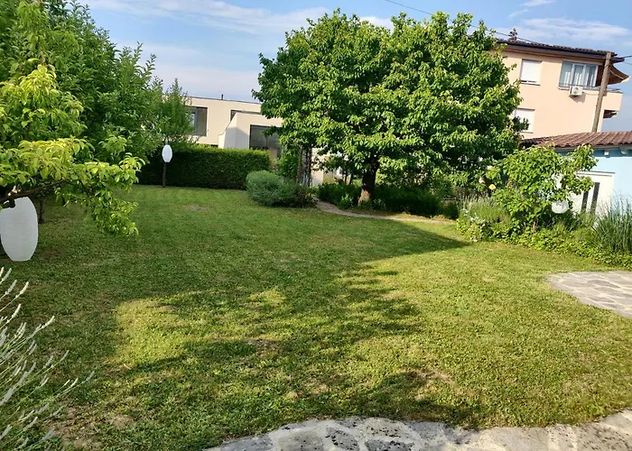 The Lovely Garden House - 4 Bedroom - Free Parking