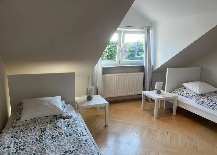 The Lovely Garden House - 4 Bedroom - Free Parking